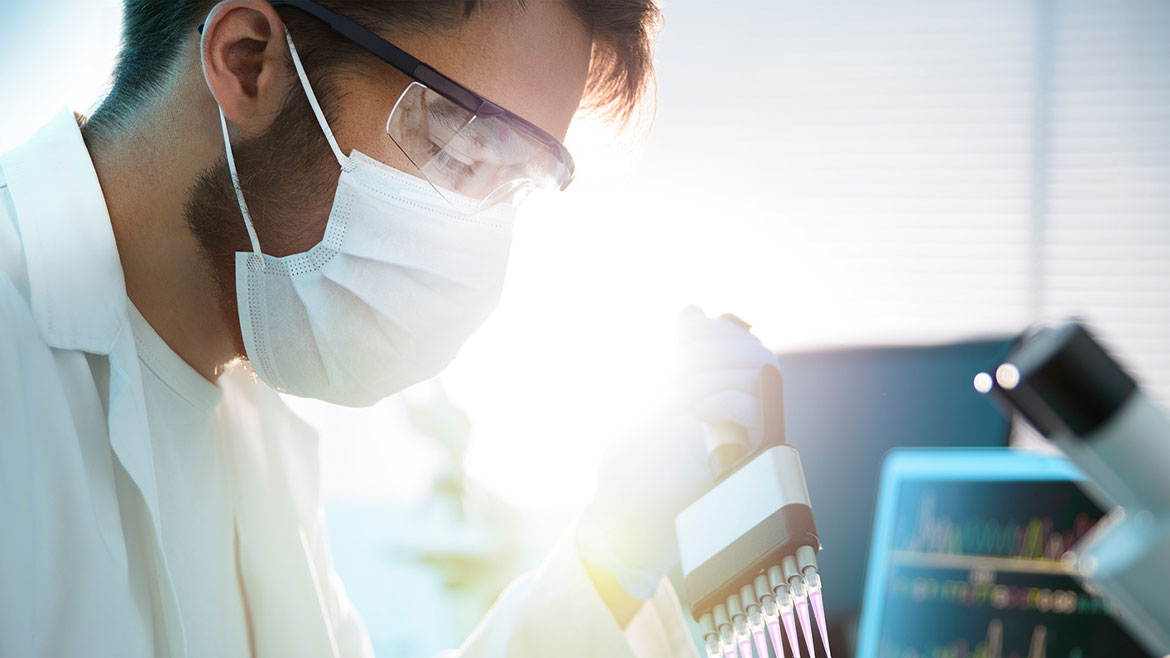 Lifescience - Foto eines Wissenschaftlers mit Maske und Brille